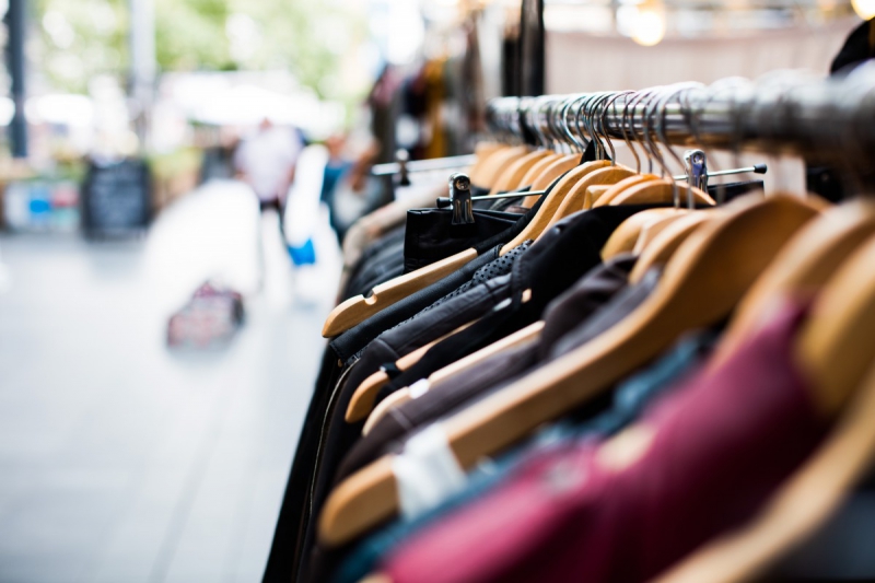 boutique-GASSIN-min_blur_close_up_focus_hanger_jacket_market_people_rack-1176303