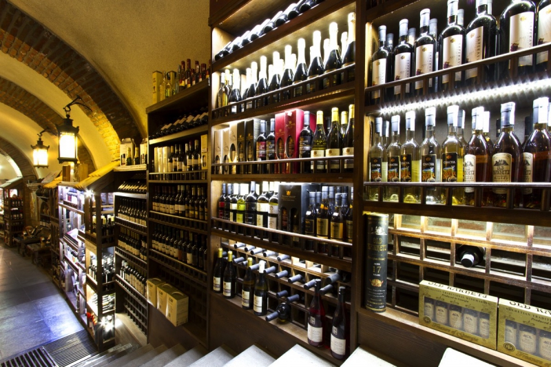 boutique-GASSIN-min_world_street_travel_shop_canon_georgia_wine_bottles-429767
